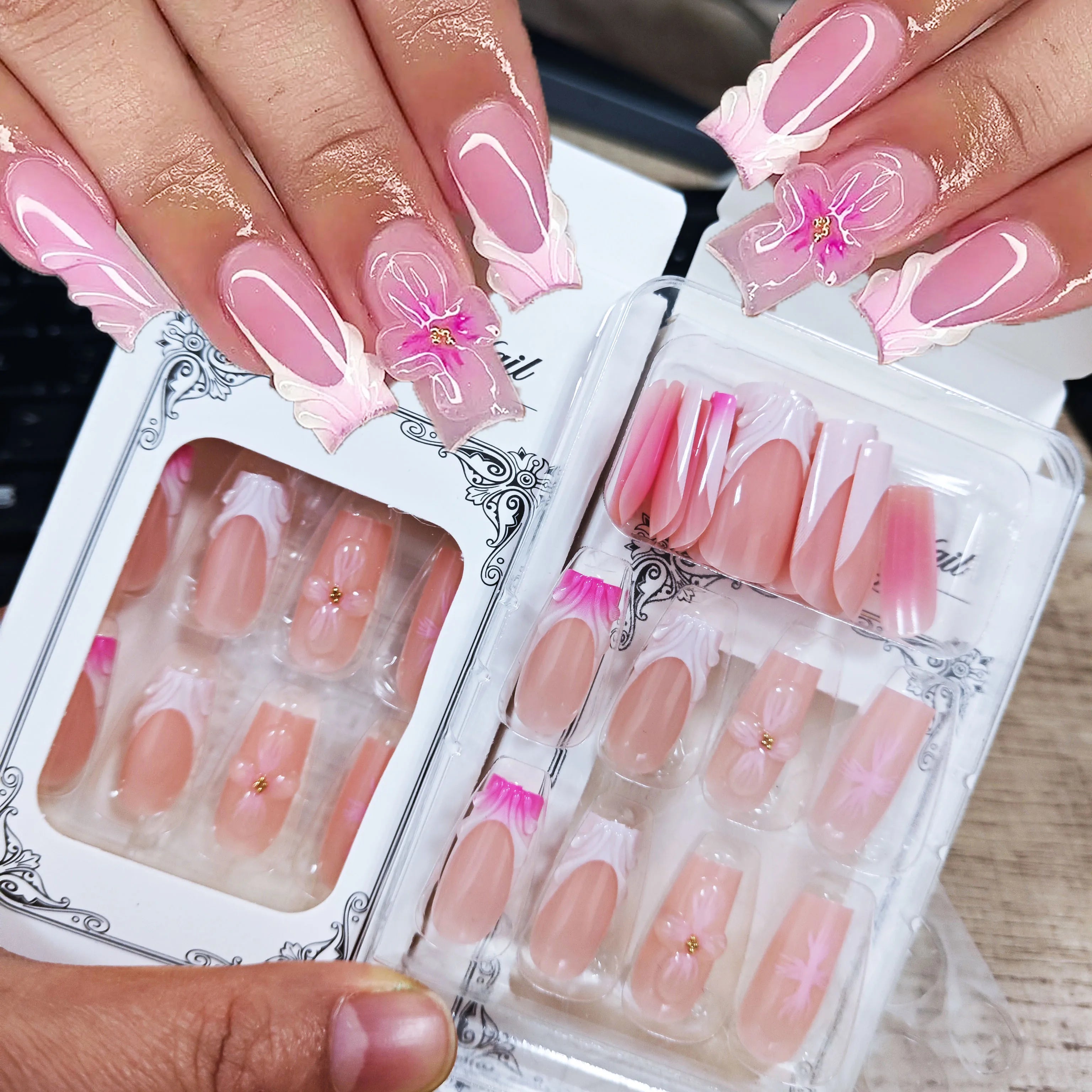 24Pcs/boxed Gradient Pink Flowers Fake Nails With 3D Carving Blossom Flowers Press On Nails Christmas Wearable False Nail Sets